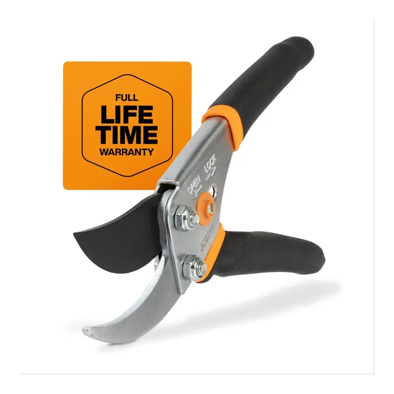 Fiskars bypass pruning shears, product photo